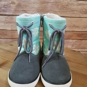 🚫SOLD🚫💥NWOT💥See Kai Run Snowflake Sneaker Boot